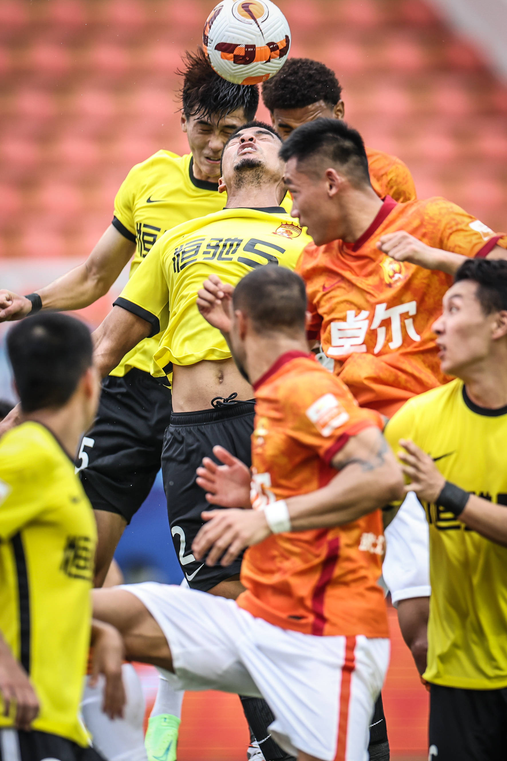 包含足球大战！中超赛场热情高涨球场战火重燃的词条