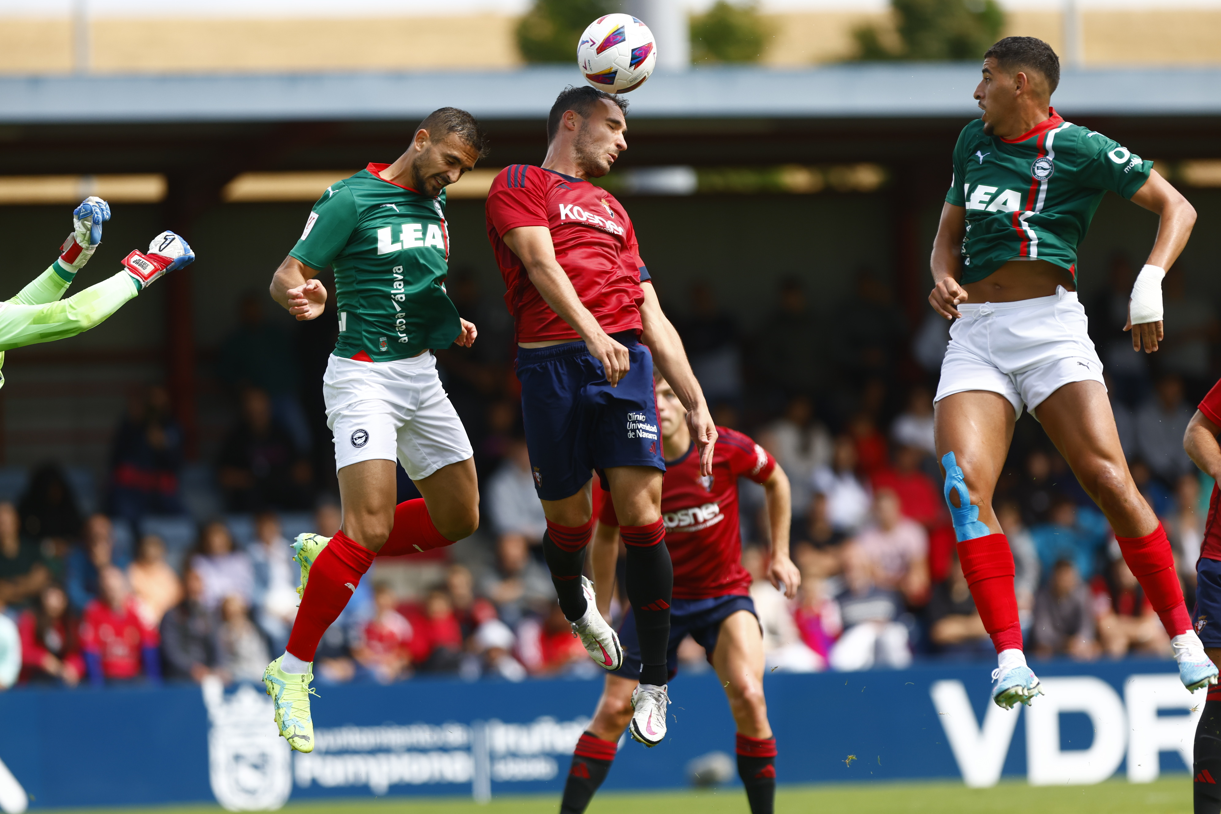 包含瓦伦西亚城主场大胜，球迷欢呼雀跃的词条