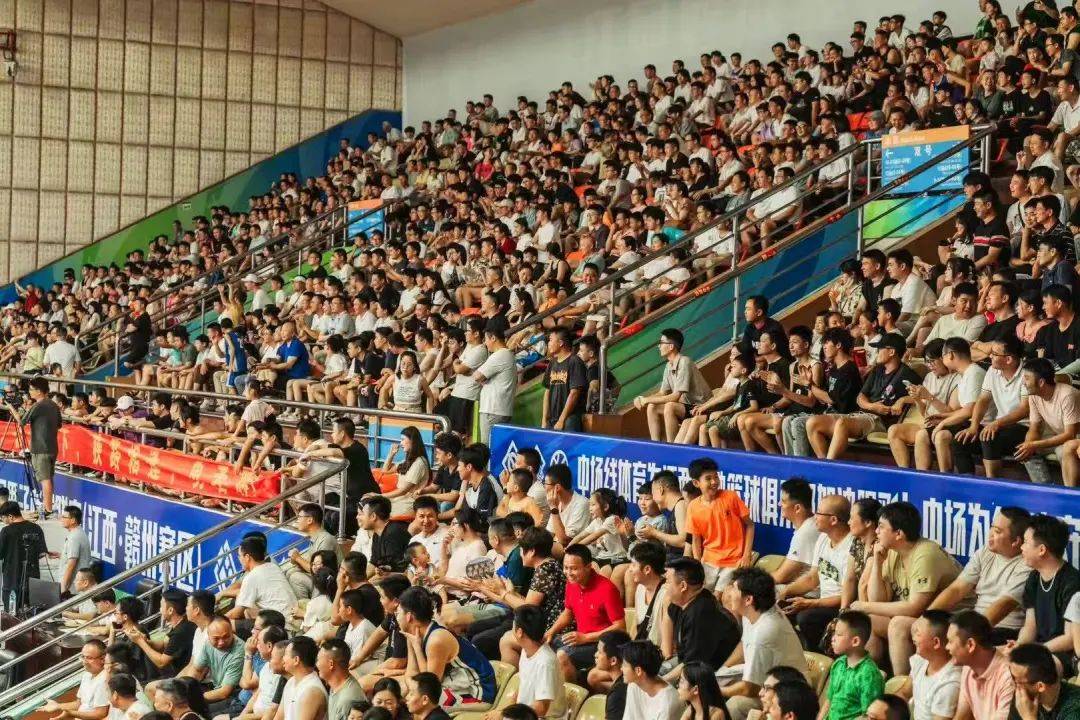 包含热血对决！足球联赛赛场战火激烈的词条