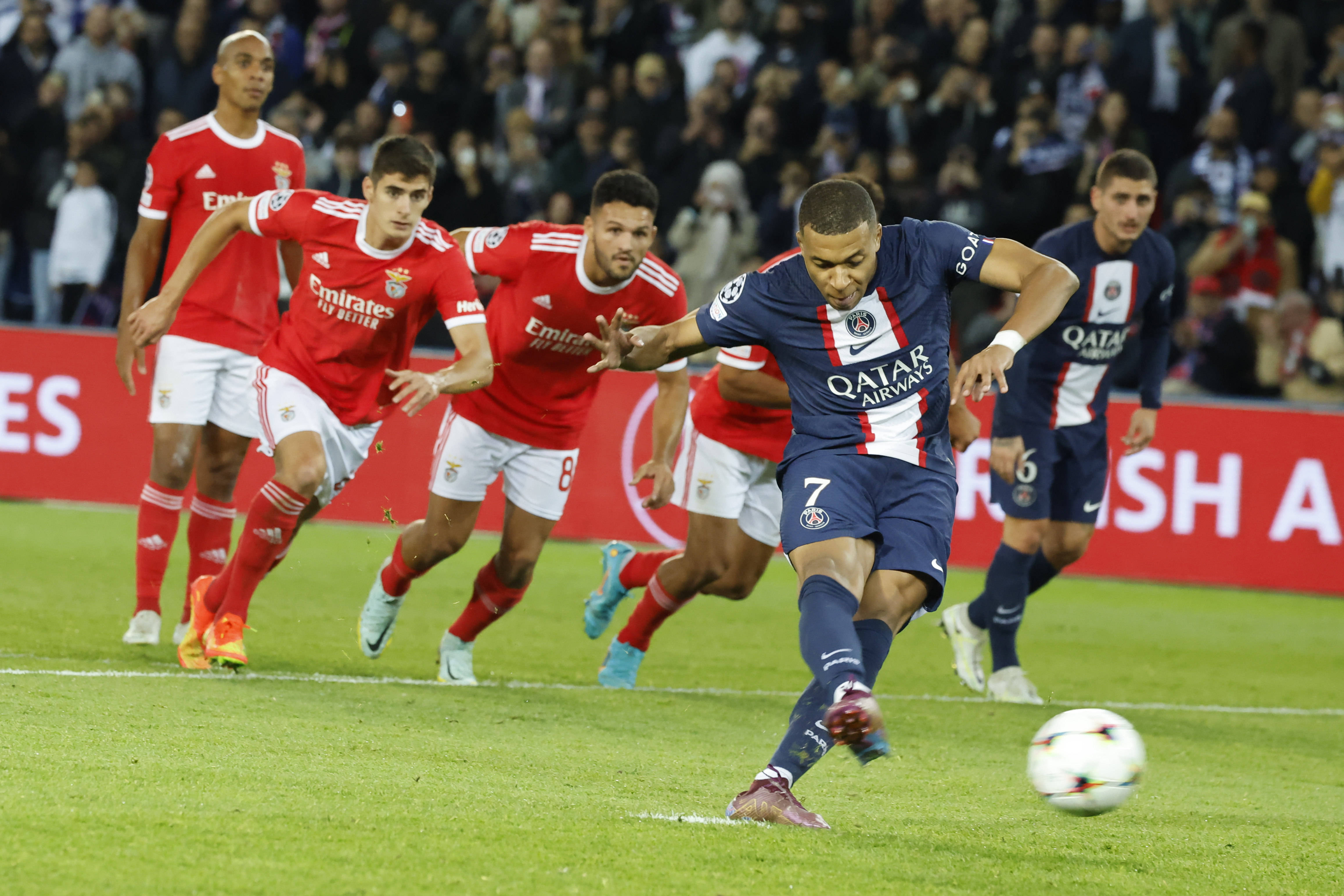 开云体育下载-包含巴黎圣日耳曼中场发挥出色，队内竞争激烈的词条