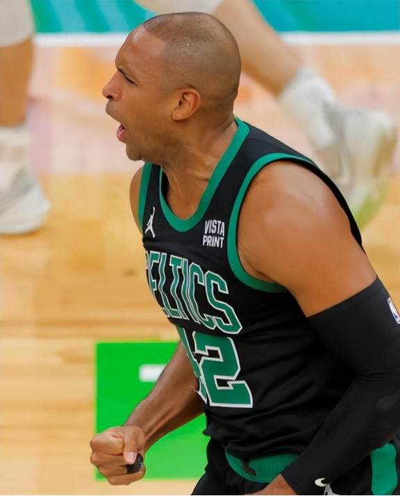 球员们在比赛中展现出的毅力和拼劲令人钦佩的简单介绍 球员们在比赛中展现出的毅力和拼劲令人钦佩的简单介绍