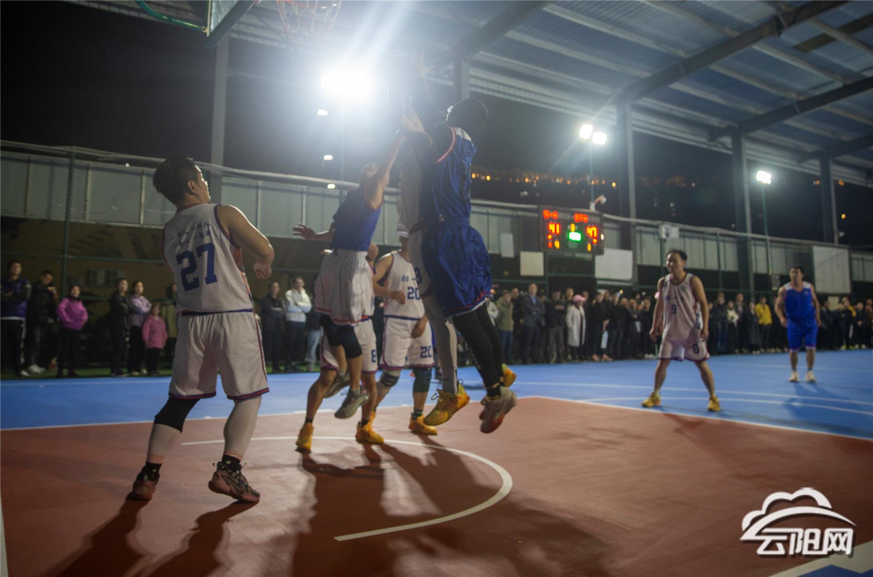 篮球赛事的观众席热情高涨