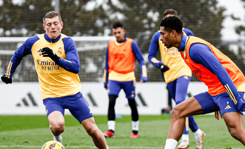 激情对决中一名球员突破重围取得进球！