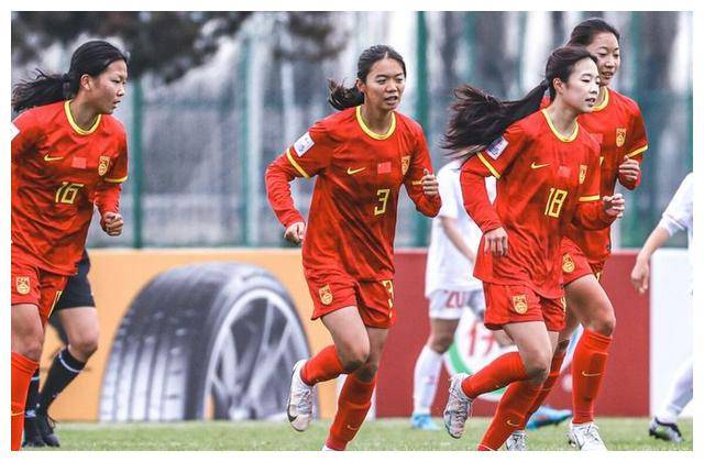 亚洲杯赛场上，女性足球运动员斩获冠军