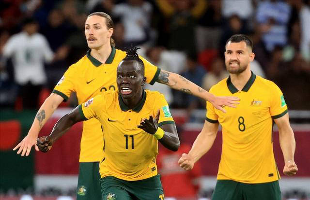 足球球员洞悉对手战术获胜利