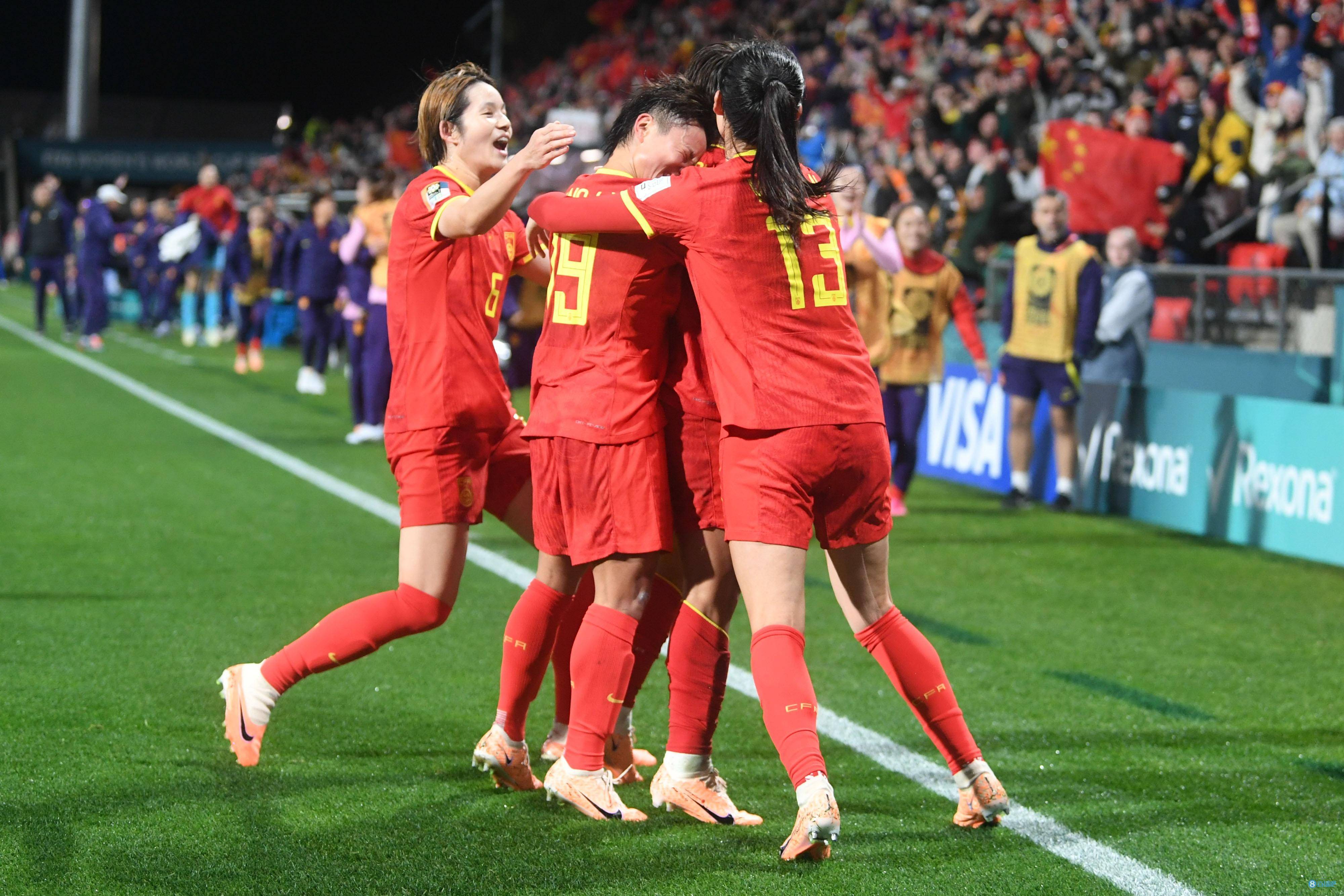 女足精彩一幕：中国队全力以赴击败对手