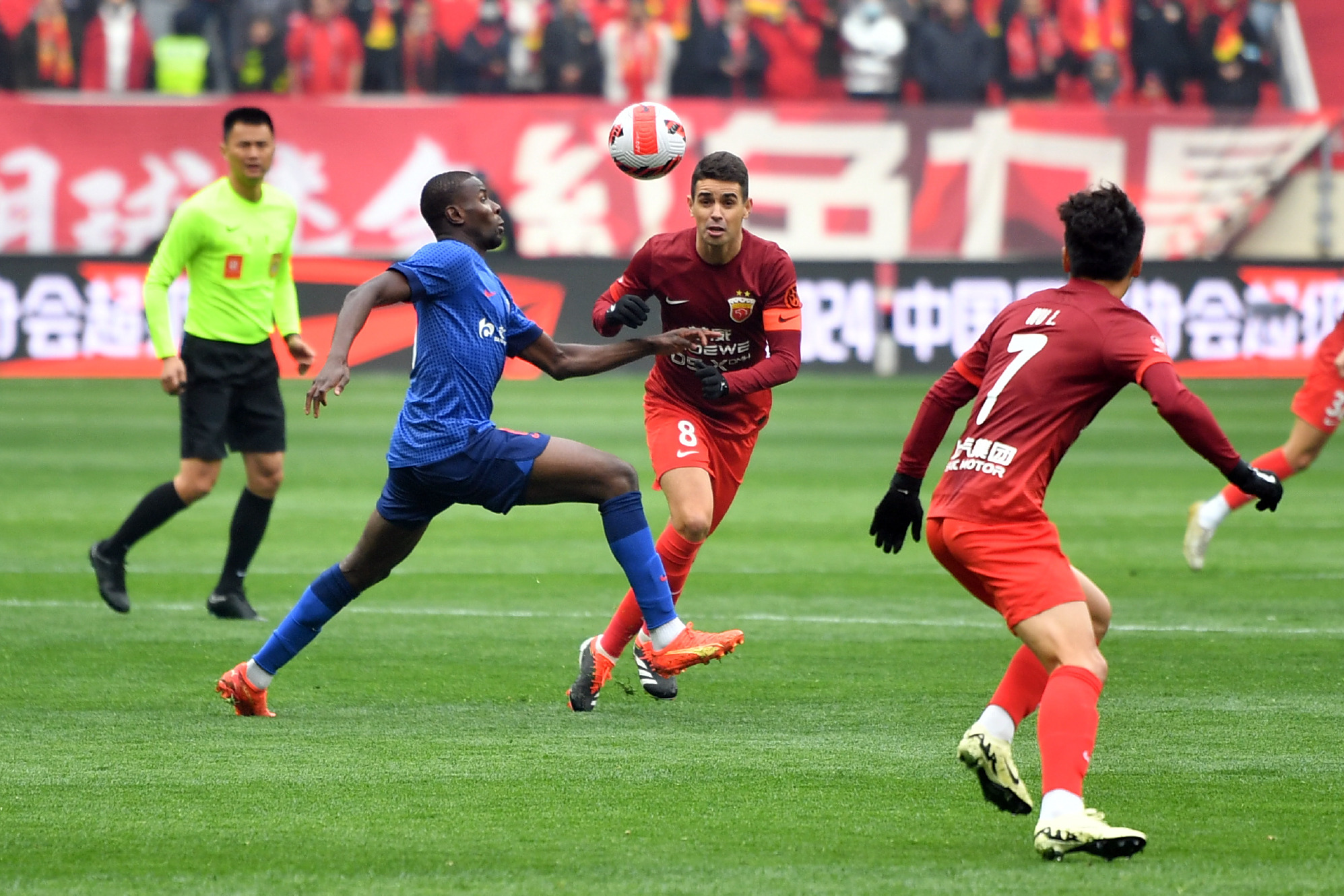 联赛冠军之争愈演愈烈 联赛冠军之争愈演愈烈