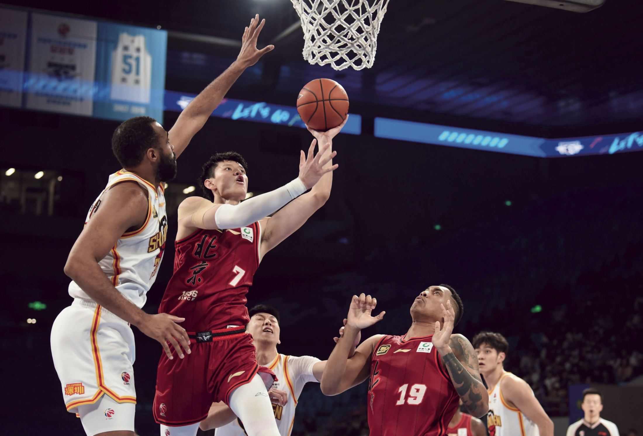 精彩篮球对抗赛：球员实力较量的简单介绍