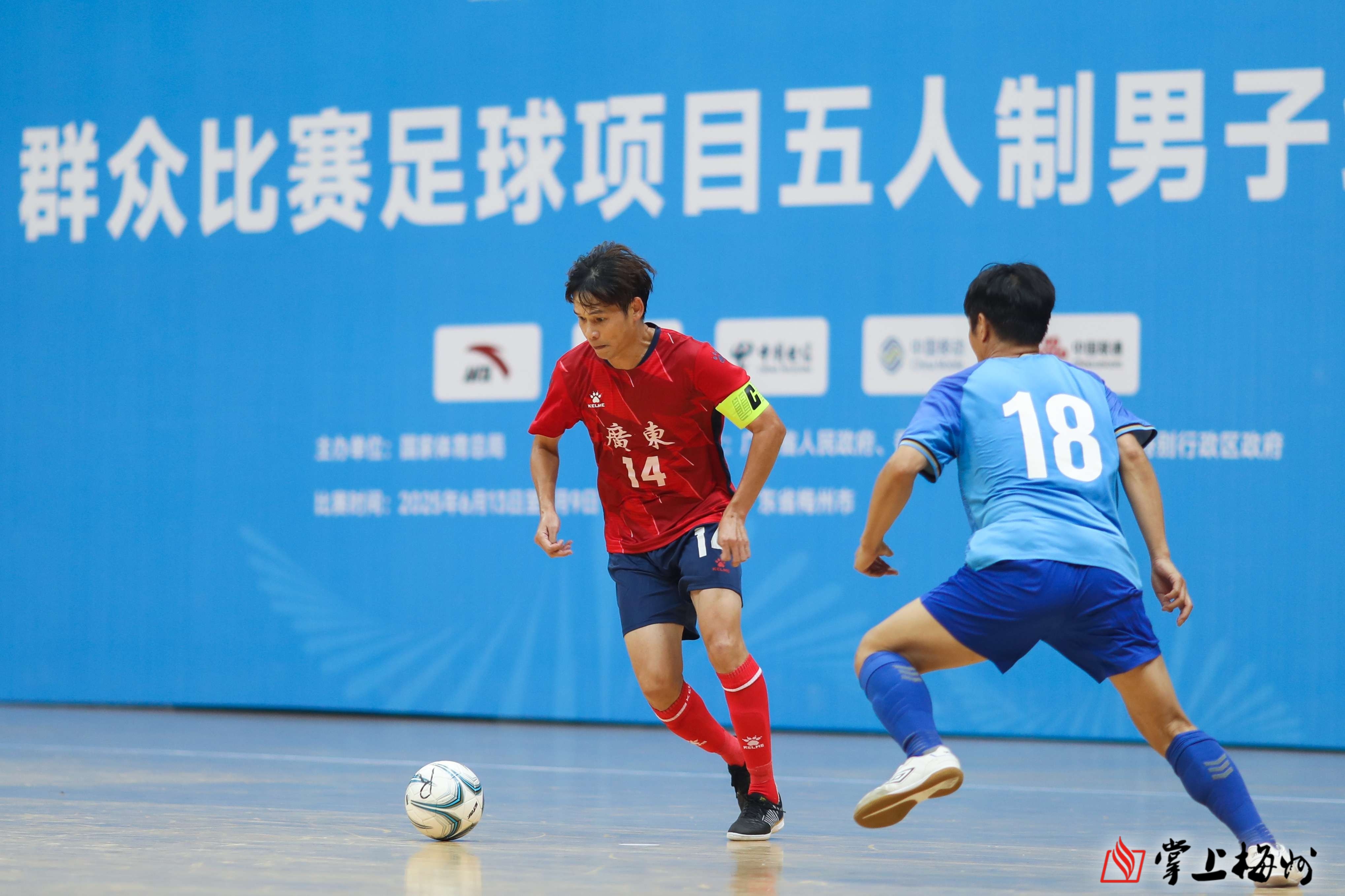 国内足球比赛强强对决，决战各个赛场