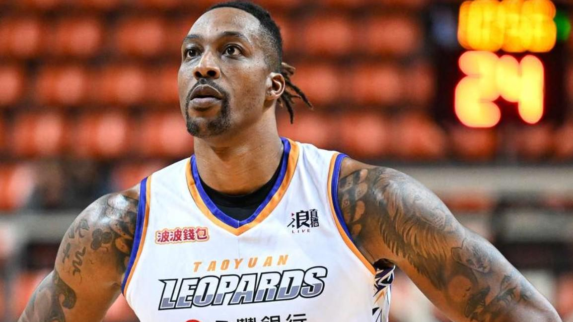 开云体育下载-胜利后，球队主教练挥拳庆祝胜利