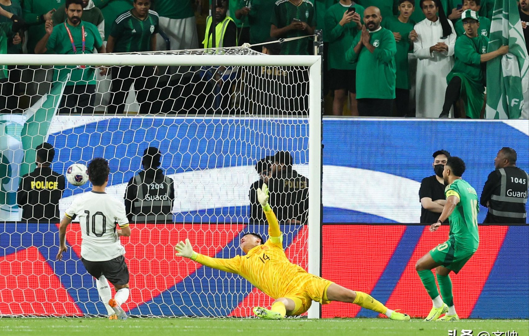 开云体育官网-纽约举行足球比赛，国家队表现压倒性