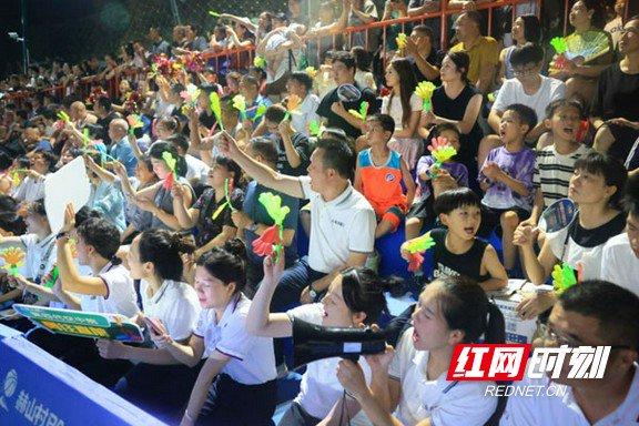 精彩的体育比赛引发观众热情