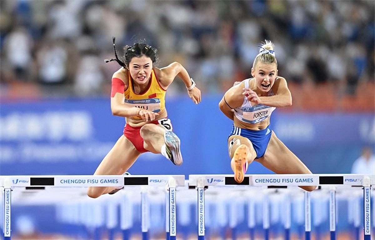 国际赛事中,女子运动员奋勇拼搏的简单介绍 国际赛事中,女子运动员奋勇拼搏的简单介绍