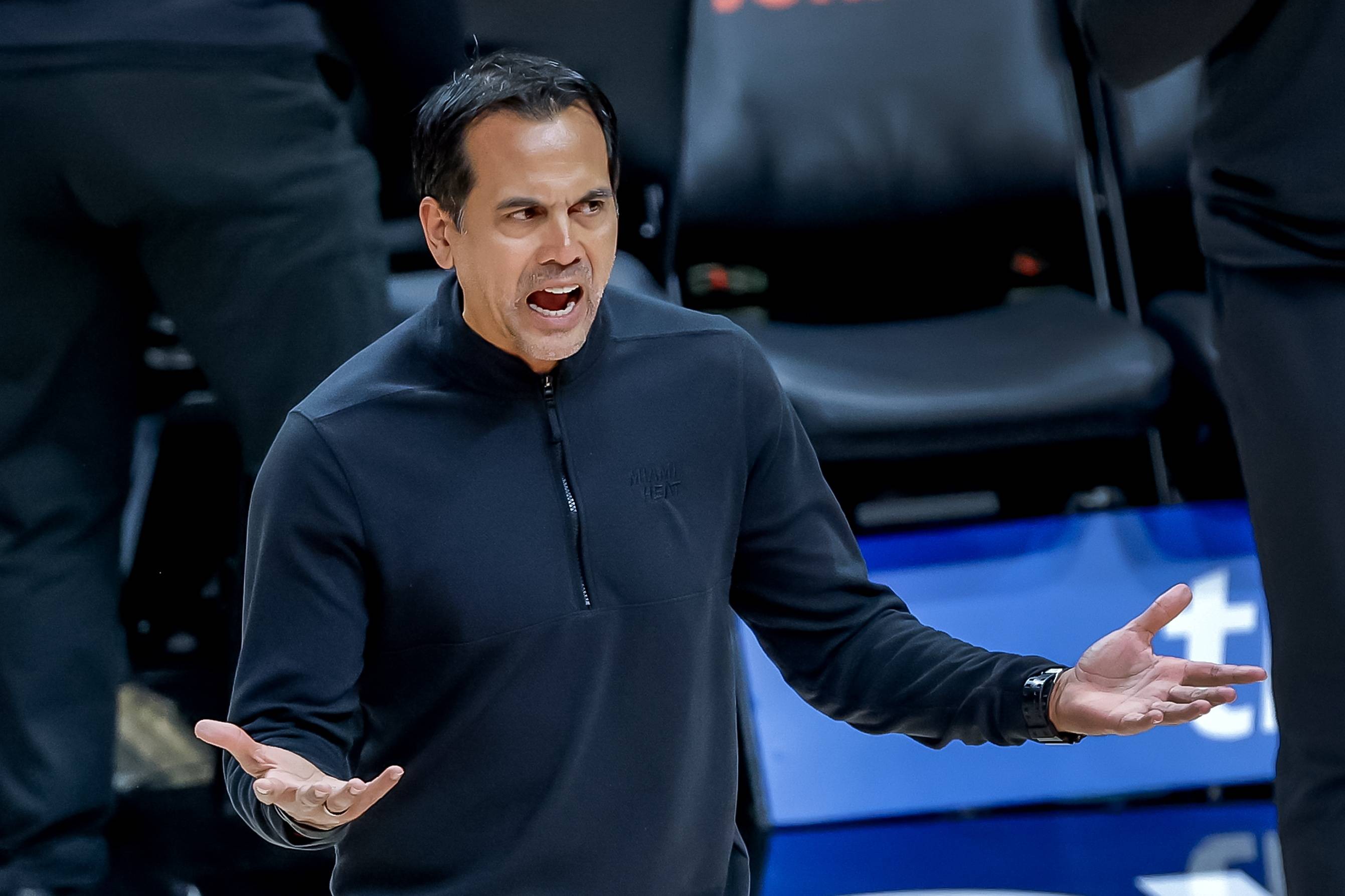 关于热火大将发挥不力，球队战绩持续下滑的信息