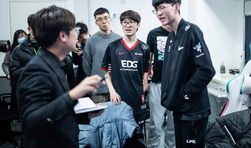 FPX碾压GEN,Viper团战一打五入围赛2:1(成都) FPX碾压GEN,Viper团战一打五入围赛2:1(成都)